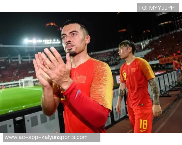 最后时刻U22国足角球争议鲍世蒙拔角旗杆遭黄牌处罚后幽默插回